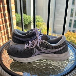 Women’s Purple & Grey ASICS Gym Shoes Sz 8